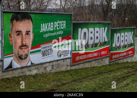 Jobbik, die Bewegung für ein besseres Ungarn (Jobbik Magyarorszgrt Mozgalom) am 30. März 2018 sind in Miskolc, Ungarn, radikale und nationalistische Wahlkampfplakate zu sehen. Die Parlamentswahlen in Ungarn finden am 8. April 2018 statt. (Foto von Michal Fludra/NurPhoto) Stockfoto