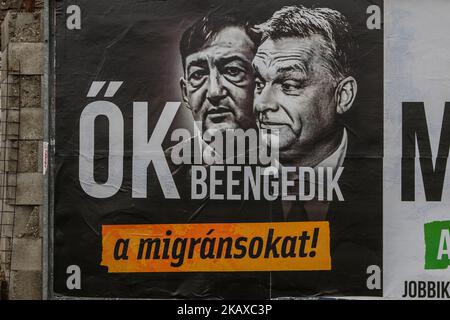 Anti-Premierminister Victor Orban zeigt Orban und Lorinc Meszaros - Bürgermeister von Felcsut und einer der aufsehensten Männer in Ungarn und „ OK zugegeben“ Beschreibung mde von der Jobbik, der Bewegung für ein besseres Ungarn (Jobbik Magyarorszgrt Mozgalom) radikales und nationalistisches Wahlkampfplakat der Partei ist in Miskolc zu sehen, Ungarn am 30. März 2018 . Die Parlamentswahlen in Ungarn finden am 8. April 2018 statt. (Foto von Michal Fludra/NurPhoto) Stockfoto