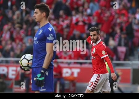 Benficas portugiesischer Mittelfeldspieler Rafa Silva (R) blickt auf den Torwart von Vitoria Guimaraes Miguel Silva während des Fußballspiels SL Benfica gegen Vitoria Guimaraes im Luz-Stadion in Lissabon am 31. März 2018. ( Foto von Pedro FiÃºza/NurPhoto) Stockfoto