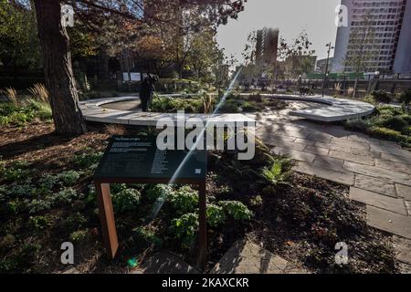 Manchester, Großbritannien. Am 3.. November 2022 trifft Ein Sonnenstrahl auf das Denkmal der Glade of Light. Der zweite Bericht über die Bombardierung der Manchester Arena wurde heute am 3.. November 2022 veröffentlicht.die Lichtglande in der Nähe der Kathedrale von Manchester ist ein Denkmal zur Erinnerung an die Opfer des Terroranschlags vom 22. Mai 2017 in der Manchester Arena. Die Gedenkstätte listet und ehrt die 22 Menschen, deren Leben genommen wurde, und erinnert an alle, die verletzt oder betroffen waren. Bild Gary Roberts/worldwidefeatures.com Stockfoto