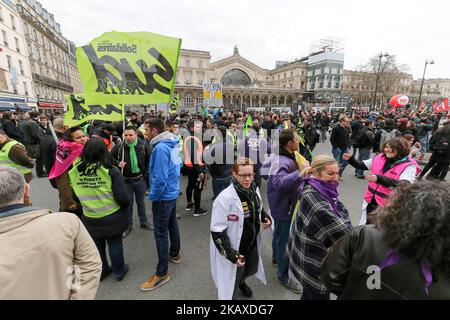 Am 3. April 2018 demonstrieren Mitarbeiter der staatlichen französischen Eisenbahngesellschaft SNCF am ersten Tag eines zweitägigen Streiks der Eisenbahner vor dem Bahnhof Gare de L'Est in Paris. Die Mitarbeiter des staatlichen Eisenbahnunternehmens SNCF haben am 2. April um 7,00 Uhr (1700 Uhr GMT) den Job eingestellt, der erste in einer Reihe von Ausfällen, die alles von der Energie bis zur Müllabfuhr betreffen. Die bis zum 28. Juni andauenden Streiks auf der rollenden Schiene werden als die größte Herausforderung angesehen, die der Präsident noch vor den weitreichenden Plänen hatte, Frankreich aufzurütteln und seine Wettbewerbsfähigkeit zu stärken. (Foto von Michel Stoupak/NurPhoto) Stockfoto