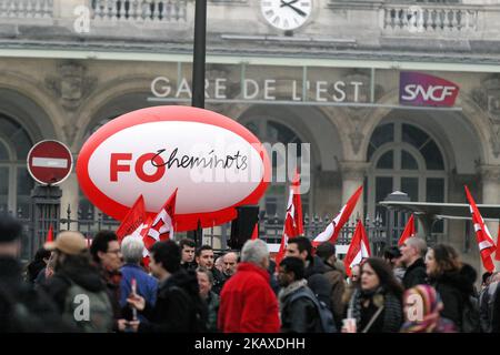 Am 3. April 2018, am ersten Tag eines zweitägigen Streiks der Eisenbahner, demonstrieren Mitarbeiter der staatlichen französischen Eisenbahngesellschaft SNCF mit Flaggen vor dem Bahnhof Gare de L'Est in Paris. Die Mitarbeiter des staatlichen Eisenbahnunternehmens SNCF haben am 2. April um 7,00 Uhr (1700 Uhr GMT) den Job eingestellt, der erste in einer Reihe von Ausfällen, die alles von der Energie bis zur Müllabfuhr betreffen. Die bis zum 28. Juni andauenden Streiks auf der rollenden Schiene werden als die größte Herausforderung angesehen, die der Präsident noch vor den weitreichenden Plänen hatte, Frankreich aufzurütteln und seine Wettbewerbsfähigkeit zu stärken. (Foto von Michel Stoupak/NurPho Stockfoto