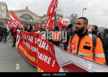 Am 3. April 2018 demonstrieren Mitarbeiter der staatlichen französischen Eisenbahngesellschaft SNCF in Gewerkschaftsjacken und mit einem Transparent vor dem Bahnhof Gare de L'Est in Paris, am ersten Tag eines zweitägigen Streiks der Eisenbahnarbeiter. Die Mitarbeiter des staatlichen Eisenbahnunternehmens SNCF haben am 2. April um 7,00 Uhr (1700 Uhr GMT) den Job eingestellt, der erste in einer Reihe von Ausfällen, die alles von der Energie bis zur Müllabfuhr betreffen. Die bis zum 28. Juni andauenden Streiks auf der rollenden Schiene werden als die größte Herausforderung angesehen, die der Präsident noch vor den weitreichenden Plänen hatte, Frankreich aufzurütteln und seine Wettbewerbsfähigkeit zu stärken. ( Stockfoto