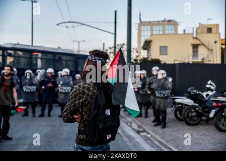 In Athen lebende Palästinenser und Anhänger linker Gruppen demonstrieren am 3. April 2018 vor der israelischen Botschaft in Athen, Griechenland. Während eines Protestes zum 70.. Jahrestag der Anerkennung des Staates Israel im Jahr 1948, der von den aus ihren Gebieten vertriebenen Palästinensern als Nakba (Katastrophe) bezeichnet wird, protestieren Menschen gegen die Tötung von 18 Demonstranten und die Verletzung von Hunderten weiterer Demonstranten durch die israelische Armee in Gaza. (Foto von Dimitris Lampropoulos/NurPhoto) Stockfoto