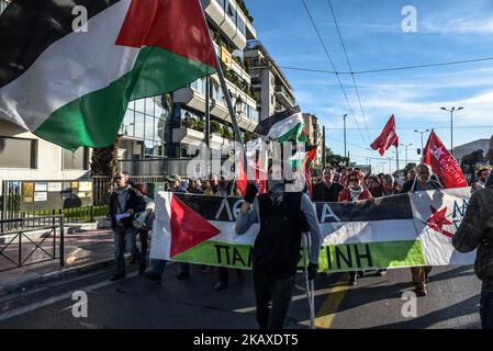 In Athen lebende Palästinenser und Anhänger linker Gruppen demonstrieren am 3. April 2018 vor der israelischen Botschaft in Athen, Griechenland. Während eines Protestes zum 70.. Jahrestag der Anerkennung des Staates Israel im Jahr 1948, der von den aus ihren Gebieten vertriebenen Palästinensern als Nakba (Katastrophe) bezeichnet wird, protestieren Menschen gegen die Tötung von 18 Demonstranten und die Verletzung von Hunderten weiterer Demonstranten durch die israelische Armee in Gaza. (Foto von Dimitris Lampropoulos/NurPhoto) Stockfoto