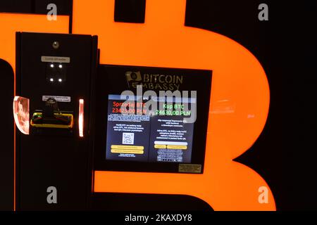 Ein Bitcoin-Geldautomat in der Galerie Krakowska in der Nähe des Ausgangs zum Krakauer Hauptbahnhof. Am Mittwoch, den 4. April 2018, in Krakau, Polen. (Foto von Artur Widak/NurPhoto) Stockfoto