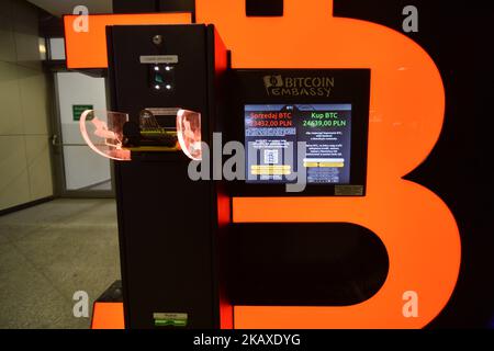 Ein Bitcoin-Geldautomat in der Galerie Krakowska in der Nähe des Ausgangs zum Krakauer Hauptbahnhof. Am Mittwoch, den 4. April 2018, in Krakau, Polen. (Foto von Artur Widak/NurPhoto) Stockfoto