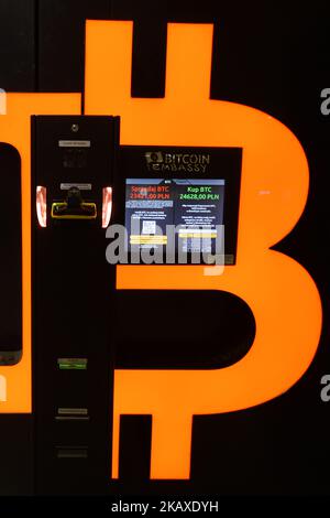 Ein Bitcoin-Geldautomat in der Galerie Krakowska in der Nähe des Ausgangs zum Krakauer Hauptbahnhof. Am Mittwoch, den 4. April 2018, in Krakau, Polen. (Foto von Artur Widak/NurPhoto) Stockfoto