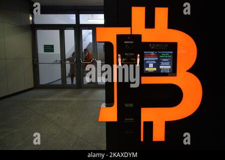 Ein Bitcoin-Geldautomat in der Galerie Krakowska in der Nähe des Ausgangs zum Krakauer Hauptbahnhof. Am Mittwoch, den 4. April 2018, in Krakau, Polen. (Foto von Artur Widak/NurPhoto) Stockfoto