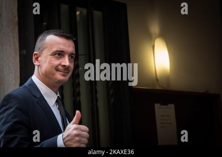 Rocco Casalino, Leiter der Kommunikation der fünf-Sterne-Bewegung (M5S), geht zum Quirinal-Palast, um den italienischen Präsidenten Sergio Mattarella während der ersten Runde formeller politischer Konsultationen nach den Parlamentswahlen in Rom, Italien, am Donnerstag, den 5. April, zu treffen. 2018. Der italienische Präsident Sergio Mattarella hielt heute den zweiten Tag der Konsultationen ab, um festzustellen, ob eine Partei oder Koalition die Bildung einer Regierung unterstützen kann, nachdem die Wahlen vom 4. März am 05 2018. April in Rom, Italien, keine Mehrheit im parlament hervorgebracht haben. (Foto von Andrea Ronchini/NurPhoto) Stockfoto