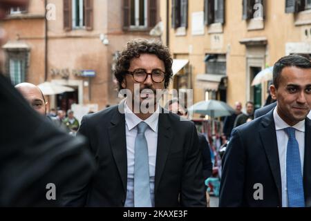Der Vorsitzende der fünf-Sterne-Bewegung (M5S), Luigi Di Maio, Mitte, flankiert von den Parteikollegen Giulia Grillo, rechts, und Danilo Toninelli, links, geht zum Quirinal-Palast, um den italienischen Präsidenten Sergio Mattarella während der ersten Runde formeller politischer Konsultationen nach den Parlamentswahlen in Rom, Italien, am Donnerstag, den 5. April, zu treffen. 2018. Der italienische Präsident Sergio Mattarella hielt heute den zweiten Tag der Konsultationen ab, um festzustellen, ob eine Partei oder Koalition die Bildung einer Regierung unterstützen kann, nachdem die Wahlen vom 4. März am 05 2018. April in Rom, Italien, keine Mehrheit im parlament hervorgebracht haben Stockfoto