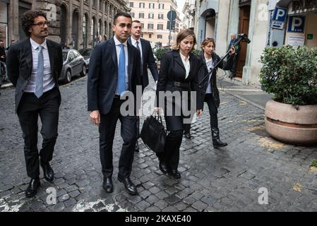 Der Vorsitzende der fünf-Sterne-Bewegung (M5S), Luigi Di Maio, Mitte, flankiert von den Parteikollegen Giulia Grillo, rechts, und Danilo Toninelli, links, geht zum Quirinal-Palast, um den italienischen Präsidenten Sergio Mattarella während der ersten Runde formeller politischer Konsultationen nach den Parlamentswahlen in Rom, Italien, am Donnerstag, den 5. April, zu treffen. 2018. Der italienische Präsident Sergio Mattarella hielt heute den zweiten Tag der Konsultationen ab, um festzustellen, ob eine Partei oder Koalition die Bildung einer Regierung unterstützen kann, nachdem die Wahlen vom 4. März am 05 2018. April in Rom, Italien, keine Mehrheit im parlament hervorgebracht haben Stockfoto