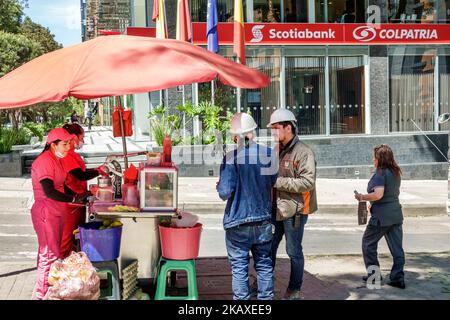 Bogota Kolumbien,El Chico Carrera 11,Mann Männer männlich Frau Frauen weiblich,Angestellte Angestellte Arbeiter Arbeiter arbeiten Arbeit Arbeit Jobs Angestellte Erwachsene adul Stockfoto