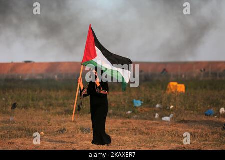 Palästinenser protestieren bei Zusammenstößen mit israelischen Oberkellern in der Nähe der Grenze zu Israel im Osten des Flüchtlingslagers Jabaliya im nördlichen Gazastreifen (06. April 2018, ausgestellt am 07. April 2018). Die palästinensische islamistische Gruppe Hamas rief am 06. April in der Nähe der Grenze zu Israel zu einem weiteren Protesttag auf, eine Woche nachdem 18 Palästinenser bei Zusammenstößen mit israelischen Streitkräften während eines marsches zur Grenze zum Gedenken an den jährlichen Landtag am 30. März getötet wurden. Die Demonstranten forderten, dass palästinensischen Flüchtlingen im Nahen Osten erlaubt werden sollte, in ihre angestammten Länder zurückzukehren, die derzeit israelischer Herkunft sind Stockfoto