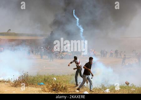 Palästinenser protestieren bei Zusammenstößen mit israelischen Oberkellern in der Nähe der Grenze zu Israel im Osten des Flüchtlingslagers Jabaliya im nördlichen Gazastreifen (06. April 2018, ausgestellt am 07. April 2018). Die palästinensische islamistische Gruppe Hamas rief am 06. April in der Nähe der Grenze zu Israel zu einem weiteren Protesttag auf, eine Woche nachdem 18 Palästinenser bei Zusammenstößen mit israelischen Streitkräften während eines marsches zur Grenze zum Gedenken an den jährlichen Landtag am 30. März getötet wurden. Die Demonstranten forderten, dass palästinensischen Flüchtlingen im Nahen Osten erlaubt werden sollte, in ihre angestammten Länder zurückzukehren, die derzeit israelischer Herkunft sind Stockfoto