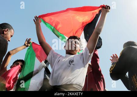 Palästinenser protestieren bei Zusammenstößen mit israelischen Oberkellern in der Nähe der Grenze zu Israel im Osten des Flüchtlingslagers Jabaliya im nördlichen Gazastreifen (06. April 2018, ausgestellt am 07. April 2018). Die palästinensische islamistische Gruppe Hamas rief am 06. April in der Nähe der Grenze zu Israel zu einem weiteren Protesttag auf, eine Woche nachdem 18 Palästinenser bei Zusammenstößen mit israelischen Streitkräften während eines marsches zur Grenze zum Gedenken an den jährlichen Landtag am 30. März getötet wurden. Die Demonstranten forderten, dass palästinensischen Flüchtlingen im Nahen Osten erlaubt werden sollte, in ihre angestammten Länder zurückzukehren, die derzeit israelischer Herkunft sind Stockfoto