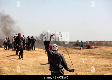 Palästinenser protestieren bei Zusammenstößen mit israelischen Oberkellern in der Nähe der Grenze zu Israel im Osten des Flüchtlingslagers Jabaliya im nördlichen Gazastreifen (06. April 2018, ausgestellt am 07. April 2018). Die palästinensische islamistische Gruppe Hamas rief am 06. April in der Nähe der Grenze zu Israel zu einem weiteren Protesttag auf, eine Woche nachdem 18 Palästinenser bei Zusammenstößen mit israelischen Streitkräften während eines marsches zur Grenze zum Gedenken an den jährlichen Landtag am 30. März getötet wurden. Die Demonstranten forderten, dass palästinensischen Flüchtlingen im Nahen Osten erlaubt werden sollte, in ihre angestammten Länder zurückzukehren, die derzeit israelischer Herkunft sind Stockfoto