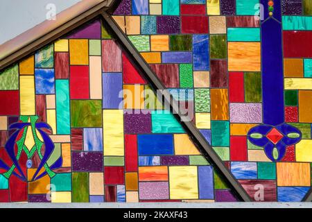 Bogota Colombia, El Chico Carrera 11 Parroquia Immaculada Concepcion Kirche Innenraum in farbenfrohen Buntglasfenstern, kolumbianische Kolumbianer Hispanic Stockfoto