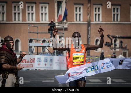 Jairus Kipchoge Birech aus Kenia feiert nach dem Gewinn der Ausgabe 24. des Rom-Marathon die XXIV. Ausgabe des Rom-Marathons, am 8. April 2018 in Rom, Italien (Foto: Andrea Ronchini/NurPhoto) Stockfoto