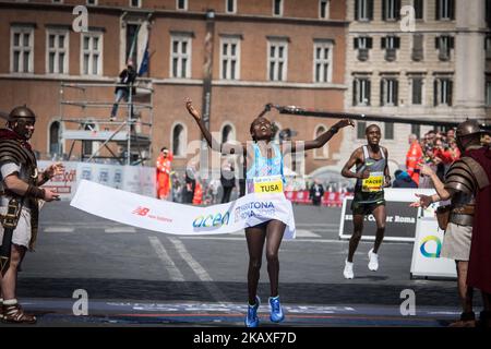 Die äthiopische Läuferin Rahma Tusa Chota überquert die Ziellinie, als sie die Ausgabe 24. des Rom City MarathonDie XXIV. Ausgabe des Rom-Marathons, am 8. April 2018 in Rom, Italien, gewinnt (Foto: Andrea Ronchini/NurPhoto) Stockfoto