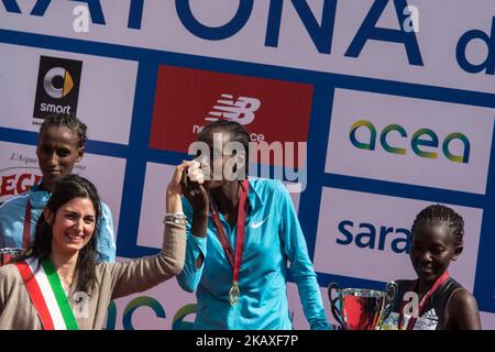 Rahma Tusa (C) aus Äthiopien, Gewinnerin, Dalila Abdulkadir Gosa (L), Zweiter, Und die dritte Kenianerin Alice Jepkemboi Kibor (R) posiert mit dem Bürgermeister von Rom, Virginia Raggi, nach der Auflage des Rom-Marathons 24., der XXIV. Auflage des Rom-Marathons, am 8. April 2018 in Rom, Italien, auf dem Podium (Foto: Andrea Ronchini/NurPhoto) Stockfoto