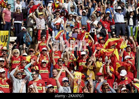 Spanische Unterstützer machen die mexikanische Welle am dritten Tag des Davis-Cup-Viertelfinals-Spiels der Weltgruppe zwischen Spanien und Deutschland auf der Plaza de Toros de Valencia am 8. April 2018 in Valencia, Spanien (Foto: David Aliaga/NurPhoto) Stockfoto