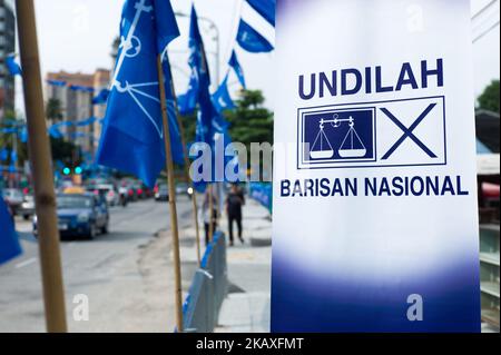 Am 8.. April 2018 fliegen in Kuala Lumpur, Malaysia, Kampagnenflaggen für die Barisan Nasional Party. (Foto von Chris Jung/NurPhoto) Stockfoto