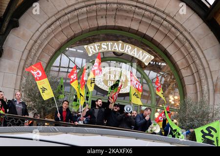 Die Eisenbahngewerkschaften versammelten sich am 09. April 2018 zu einer Genarla-Versammlung und einer schnellen Demonstration im Pariser Gare de Lyon gegen die Reform des Status der Eisenbahnarbeiter. (Foto von Julien Mattia/NurPhoto) Stockfoto