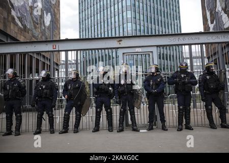 Studenten demonstrieren am 10. April 2018 in Paris, Frankreich, gegen das Vidalgesetz, die Reform des Abitats und die Auswahl am Eingang der Universitäten. In Paris gingen die Menschen auf die Straße, um gegen die angekündigte Reform des Zugangs zu den Universitäten durch die Regierung Macron zu protestieren. Sie marschierten von der Sorbonne zur Jussieu-Universität. Die Tore der späteren wurden geschlossen und einige versuchten erfolglos einzutreten und eine Besetzung des Ortes zu beginnen. Private Sicherheitskräfte, Universitätsmitarbeiter und CRS (französische Polizei) verhinderten, dass jemand auf den Campus von Jussieu kam. Paris (75), Paris. (P Stockfoto