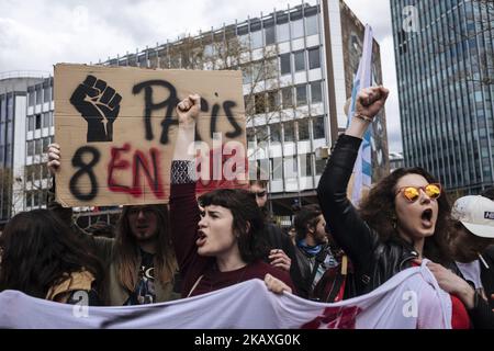 Studenten demonstrieren am 10. April 2018 in Paris, Frankreich, gegen das Vidalgesetz, die Reform des Abitats und die Auswahl am Eingang der Universitäten. In Paris gingen die Menschen auf die Straße, um gegen die angekündigte Reform des Zugangs zu den Universitäten durch die Regierung Macron zu protestieren. Sie marschierten von der Sorbonne zur Jussieu-Universität. Die Tore der späteren wurden geschlossen und einige versuchten erfolglos einzutreten und eine Besetzung des Ortes zu beginnen. Private Sicherheitskräfte, Universitätsmitarbeiter und CRS (französische Polizei) verhinderten, dass jemand auf den Campus von Jussieu kam. Paris (75), Paris. (P Stockfoto