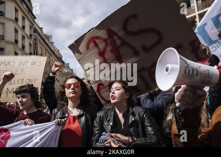 Studenten demonstrieren am 10. April 2018 in Paris, Frankreich, gegen das Vidalgesetz, die Reform des Abitats und die Auswahl am Eingang der Universitäten. In Paris gingen die Menschen auf die Straße, um gegen die angekündigte Reform des Zugangs zu den Universitäten durch die Regierung Macron zu protestieren. Sie marschierten von der Sorbonne zur Jussieu-Universität. Die Tore der späteren wurden geschlossen und einige versuchten erfolglos einzutreten und eine Besetzung des Ortes zu beginnen. Private Sicherheitskräfte, Universitätsmitarbeiter und CRS (französische Polizei) verhinderten, dass jemand auf den Campus von Jussieu kam. Paris (75), Paris. (P Stockfoto