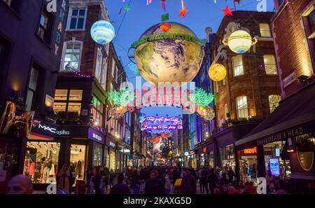 London, Großbritannien. 3.. November 2022. In der legendären Londoner Carnaby Street wurden Weihnachtsdekorationen enthüllt. Kredit: Vuk Valcic/Alamy Live Nachrichten Stockfoto