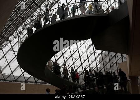 Besucher im Louvre Museum in Paris, am 9. April 2018. ( Foto von Pedro Fiuza/NurPhoto) Stockfoto