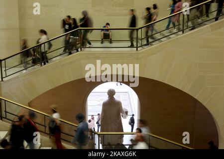 Besucher im Louvre Museum in Paris, am 9. April 2018. ( Foto von Pedro Fiuza/NurPhoto) Stockfoto