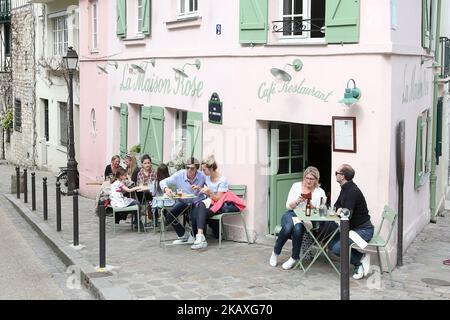 Touristen sitzen am 8. April 2018 in einem Restaurant am Montmartre in Paris. ( Foto von Pedro Fiuza/NurPhoto) Stockfoto