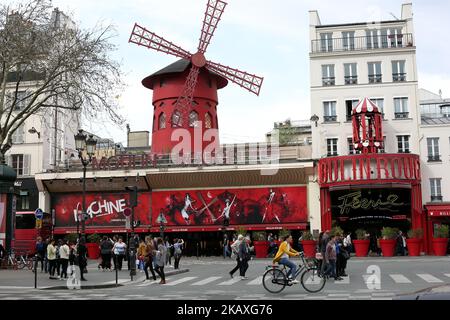 Am 8. April 2018 laufen die Menschen am Moulin Rouge in Montmartre, Paris, vorbei. ( Foto von Pedro Fiuza/NurPhoto) Stockfoto