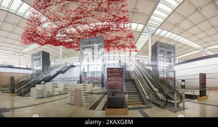 Die Treppen und Rolltreppen am Eingang der Haupthalle sind bei einem Besuch des im Bau befindlichen Flughafens Berlin-Brandenburg BER mit dem Auswärtigen Presseverband in Schönefeld am 10. April 2018 abgebildet. Der neue internationale Flughafen Berlin, der sich in der Nähe des Flughafens Schönefeld befindet, soll im Oktober 2020 seinen Betrieb aufgenommen haben, nachdem der Eröffnungstermin seit Mitte 2012 mehrmals verschoben wurde. (Foto von Emmanuele Contini/NurPhoto) Stockfoto