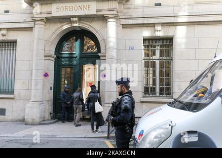 Polizisten stehen am 10. April 2018 in Paris Wache vor dem Haupteingang der Sorbonne Universität, als Studenten gegen ein Projekt der Auswahl für die Zulassung an französischen Universitäten protestieren. Die wachsende Studentenproteste-Bewegung hat Macrons Regierung irritieren lassen, die sich bei der ersten großen Prüfung seiner unternehmerfreundlichen Entschlossenheit, die französische Wirtschaft neu zu gestalten und die Arbeitsregeln im staatlichen Sektor zu lockern, auch mit Streiks von Eisenbahnmitarbeitern auseinandersetzt. (Foto von Michel Stoupak/NurPhoto) Stockfoto