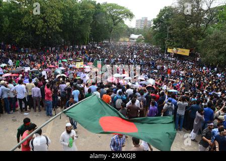 Am 11. April demonstrierten Studenten der Universität von Bangladesch in Dhaka, Bangladesch, gegen Quoten für bestimmte Gruppen von Menschen, die in Regierungsarbeit arbeiten. 2018.Mehr als zehntausende Universitätsstudenten marschierten am 11. April in Städten in Bangladesch bei einem der größten Proteste, denen Premierminister Sheikh Hasina in ihrem Jahrzehnt an der Macht gegenüberstand. Studenten, die gegen eine kontroverse Politik kämpfen, die Regierungsjobs für Sondergruppen beiseite lässt, haben sich zu Massenprotesten zusammengeschlossen, die in Bangladesch selten in einem solchen Ausmaß zu beobachten sind. (Foto von Mamunur Rashid/NurPhoto) Stockfoto