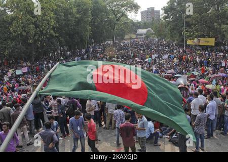 Demonstranten chören Parolen während einer Demonstration der Universitätsstudenten in Dhaka, Bangladesch, am 11. April 2018, um gegen das Quotensystem zu protestieren, das bei der Rekrutierung von Regierungen verwendet wurde und von dem sie behaupteten, es sei „diskriminativ“. Mindestens 100 Menschen wurden verletzt, als die Polizei am 9. April mit Studenten zusammenprallte. (Foto von Khandaker Azizur Rahman Sumon/NurPhoto) Stockfoto