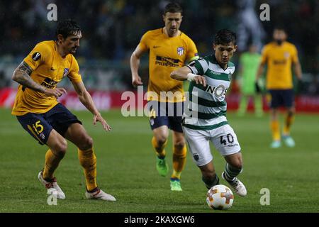 Der sportliche CP-Stürmer Fredy Montero aus Kolumbien (R) und Atletico Madrids Verteidiger Stefan Savic aus Montenegro (L) während des Spiels zwischen Sporting CP und Atletico Madrid - UEFA Europa League Quarter Final Leg Two im Estadio Jose Alvalade am 12. April 2018 in Lissabon, Portugal. (Foto von Paulo Nascimento / DPI / NurPhoto) Stockfoto