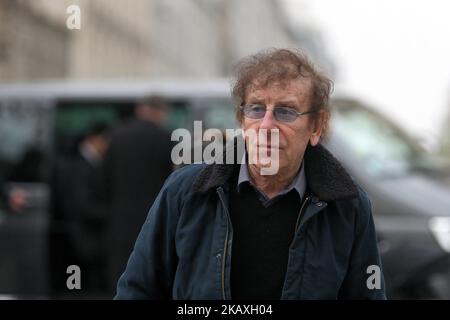 Der französische Sänger Alain Souchon (C) trifft am 12. April 2018 zum Begräbnis des französischen Sängers Jacques Higelin am Cirque d’Hiver Bouglione in Paris ein. Der Sänger Jacques Higelin, einer der Pioniere des französischen Rockes, starb am 6. April 2018 im Alter von 77 Jahren. (Foto von Michel Stoupak/NurPhoto) Stockfoto