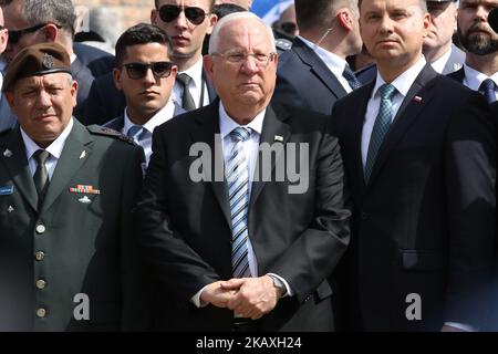 Reuven Rivlin, der Präsident Israels, und Andrzej Duda, der Präsident Polens, sind im Todeslager Auschwitz I in Oswiecim zu sehen, Polen am 12. April 2018, der jährlich am Yom HaShoah - Holocaust-Gedenktag - stattfindet, ist der Marsch der Lebenden selbst ein 3 Kilometer langer Spaziergang von Auschwitz nach Birkenau als Hommage an alle Opfer des Holocaust. (Foto von Michal Fludra/NurPhoto) Stockfoto