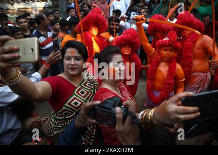 Die Zuschauer machen am 13. April 2018 ein Selfie mit dem Anhänger vor dem Laal kach in Munshigonj, Dhaka, Bangladesch.das Lal Kach Festival ist seit mehr als hundert Jahren für die lokale Gemeinde bekannt. Die hinduistischen Jugendlichen und Männer malen sich rot an und nehmen an einer Prozession mit Schwertern Teil, während sie Macht gegen das Böse zeigen und das bengalische Neujahr 1425 am 14. April 2018 begrüßen (Foto: Mushfiqul Alam/NurPhoto) Stockfoto