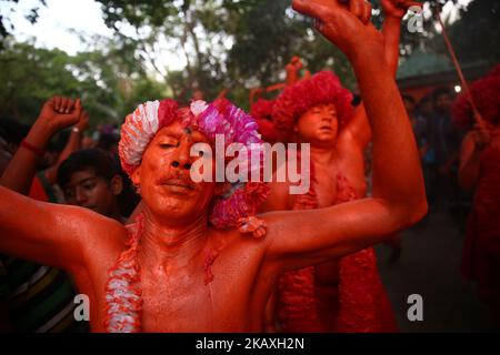 Hinduistische Anhänger tanzen am 13. April 2018 am letzten Tag des bangladeschischen Monats in Munshigonj, Dhaka, Bangladesch, während sie an einem Festival namens Lal Kach (Rotes Glas) teilnehmen.das Lal Kach Festival ist seit mehr als hundert Jahren für die lokale Gemeinschaft bekannt. Die hinduistischen Jugendlichen und Männer malen sich rot an und nehmen an einer Prozession mit Schwertern Teil, während sie Macht gegen das Böse zeigen und das bengalische Neujahr 1425 am 14. April 2018 begrüßen (Foto: Mushfiqul Alam/NurPhoto) Stockfoto