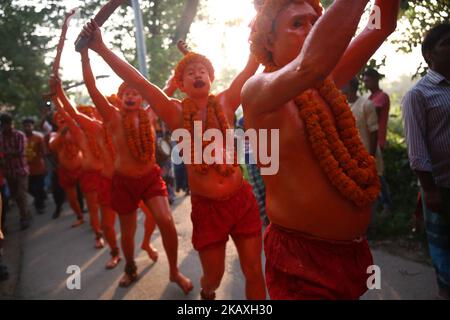 Hinduistische Anhänger tanzen am 13. April 2018 am letzten Tag des bangladeschischen Monats in Munshigonj, Dhaka, Bangladesch, während sie an einem Festival namens Lal Kach (Rotes Glas) teilnehmen.das Lal Kach Festival ist seit mehr als hundert Jahren für die lokale Gemeinschaft bekannt. Die hinduistischen Jugendlichen und Männer malen sich rot an und nehmen an einer Prozession mit Schwertern Teil, während sie Macht gegen das Böse zeigen und das bengalische Neujahr 1425 am 14. April 2018 begrüßen (Foto: Mushfiqul Alam/NurPhoto) Stockfoto