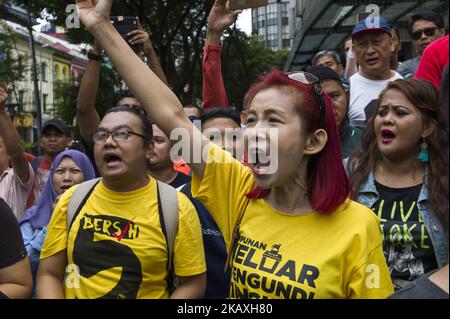 Hunderte von Demonstranten versammelten sich am 14. April 2018 in Kuala Lumpur, Malaysia, um die "Tangkap(Verhaftung) Jho Low" zu fordern. Der malaysische Geschäftsmann Low Taek Jho (im Volksmund als Jho Low bekannt) wird beschuldigt, Verbindungen zu einem Komplott zu haben, um Milliarden von Dollar aus einem malaysischen Staatsfonds abzuschaufel. (Foto von Chris Jung/NurPhoto) Stockfoto