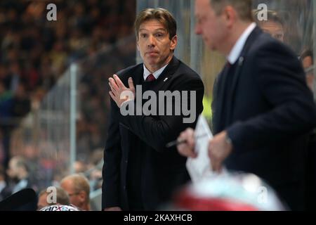 Cheftrainer Uwe Krupp von Eisbaeren Berlin während des DEL Playoff-Finalmatches 1 zwischen EHC Red Bull München und Eisbaeren Berlin am 13. April 2018 in München (Foto: Marcel Engelbrecht/NurPhoto) Stockfoto