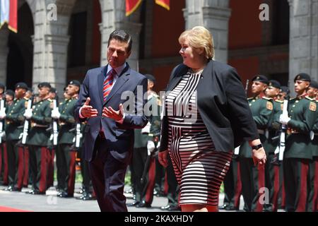 Die mexikanische Präsidentin Enrique Pena Nieto (R) und die norwegische Premierministerin Erna Solberg sprachen während ihrer Begrüßungszeremonie im Nationalpalast in Mexiko-Stadt, Mexiko, am 12. April 2018. (Foto von Carlos Tischler/NurPhoto) Stockfoto