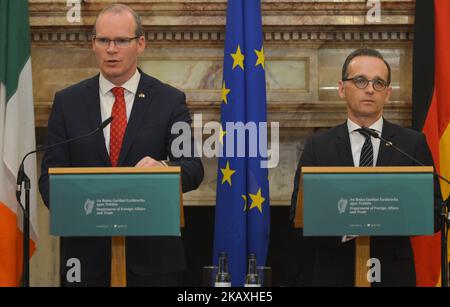 Simon Coveney (links), Irlands Vize-Premierminister Tanaiste und Minister für auswärtige Angelegenheiten und Handel, und Heiko Maas (rechts), Deutschlands Außenminister, während der Pressekonferenz nach den offiziellen Gesprächen im Iveagh House in Dublin. Am Donnerstag, den 12. April 2018, in Dublin, Irland. (Foto von Artur Widak/NurPhoto) Stockfoto